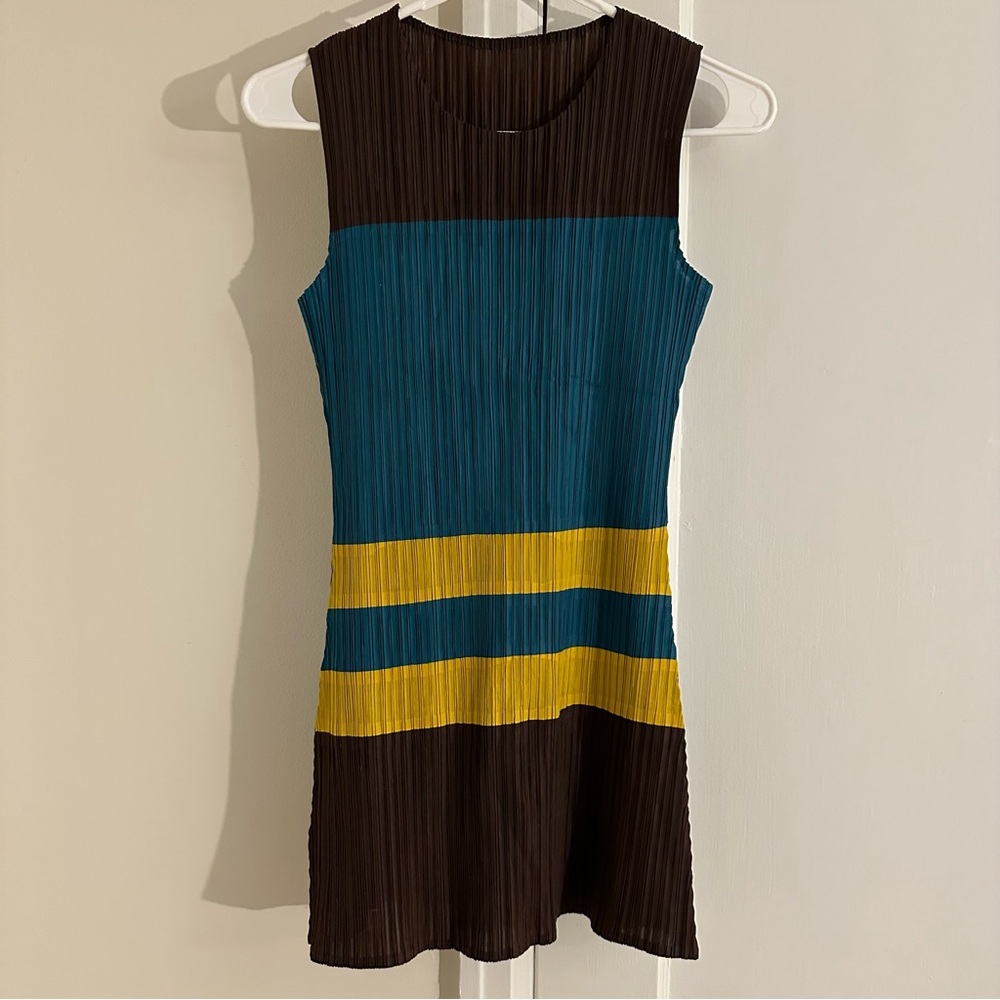Lightweight pleated tunic